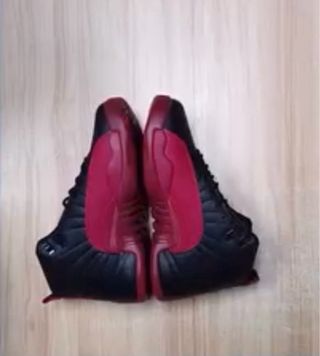 Zapatillas Jordan Negras y Rojas