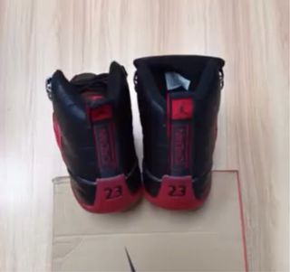 Zapatillas Jordan Negras y Rojas