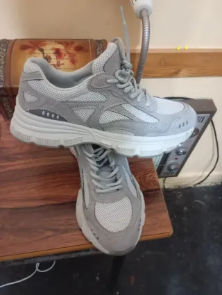 Zapatillas grises y blancas