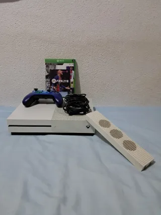 Xbox One S con FIFA 21 y mando
