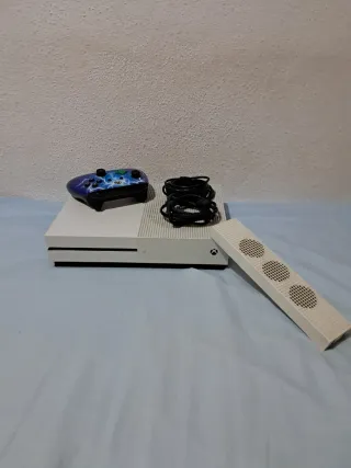 Xbox One S con FIFA 21 y mando