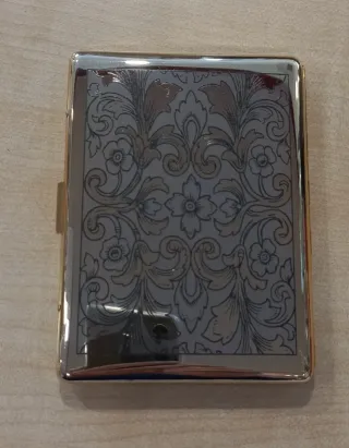 Portasigarette elegante con  decorazioni
