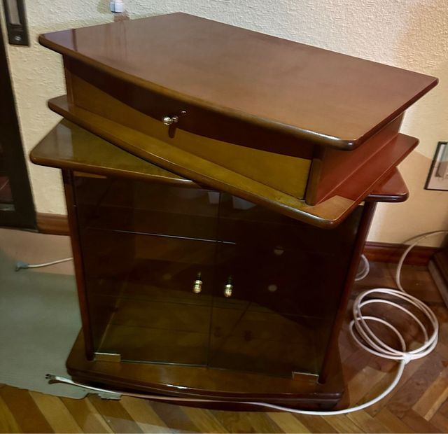 Mueble vitrina madera con cajón giratorio 360°
