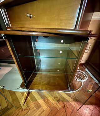 Mueble vitrina madera con cajón giratorio 360°