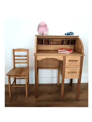 Scrivania per bambini in legno massello con sedia.