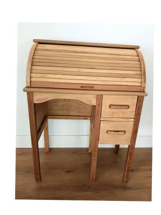 Scrivania per bambini in legno massello con sedia.