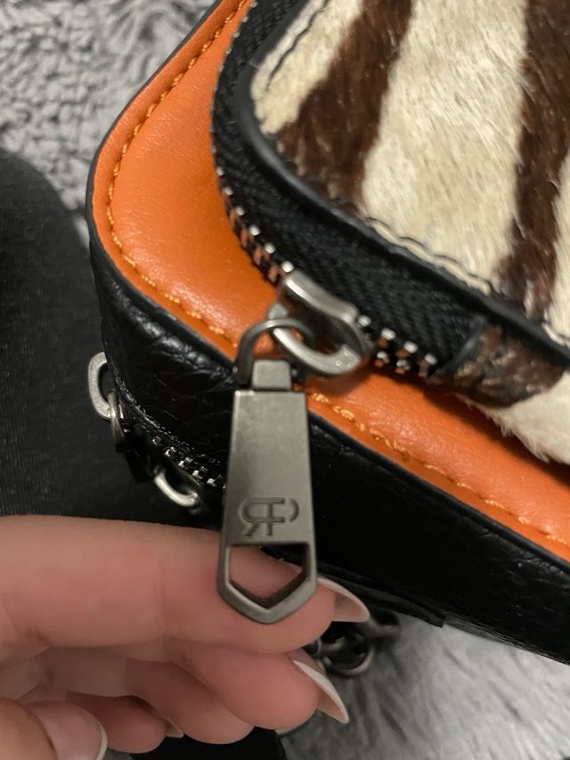 Bolso Negro y Naranja con Estampado Animal