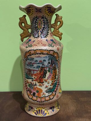 Jarrón chino decorado con figuras