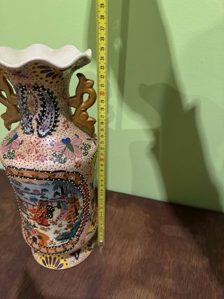 Jarrón chino decorado con figuras