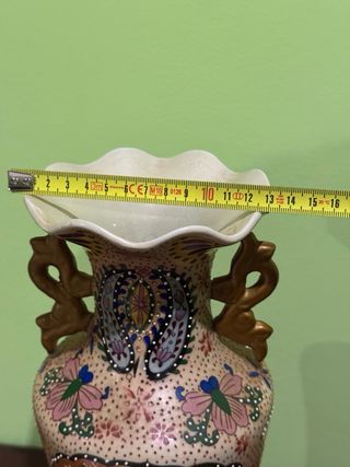 Jarrón chino decorado con figuras