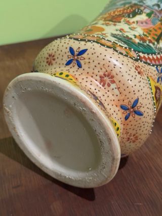 Jarrón chino decorado con figuras