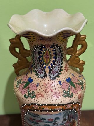 Jarrón chino decorado con figuras