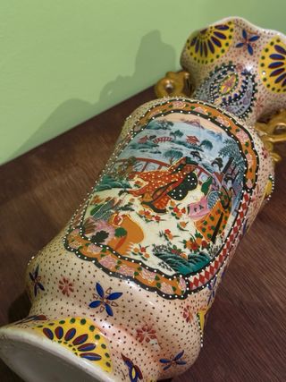 Jarrón chino decorado con figuras