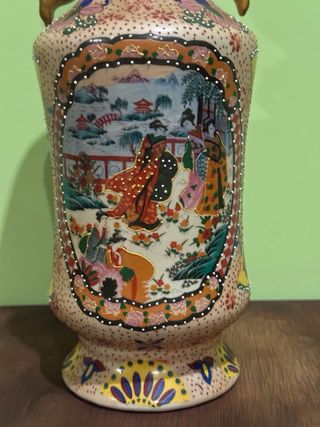 Jarrón chino decorado con figuras