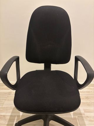 Silla de oficina negra con ruedas