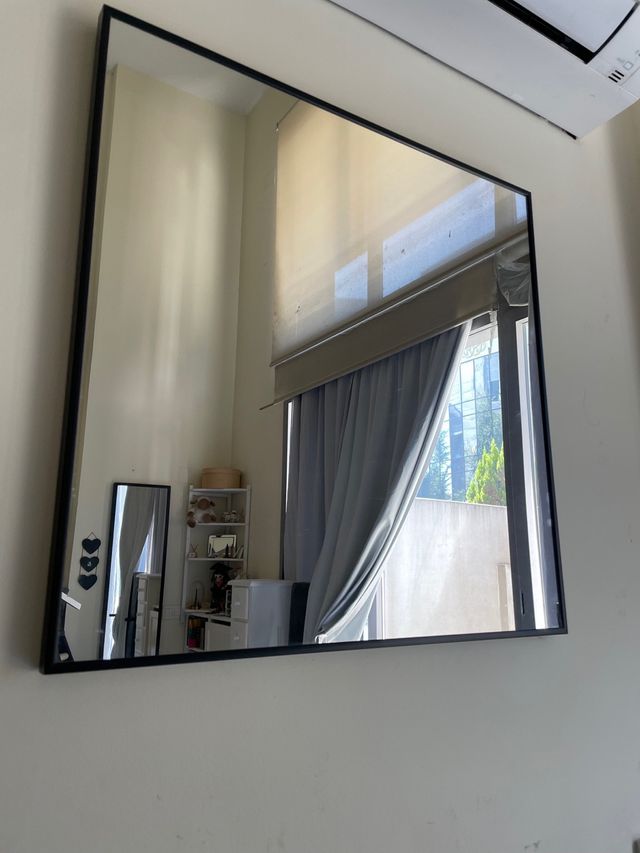 Espelho com bordas pretas