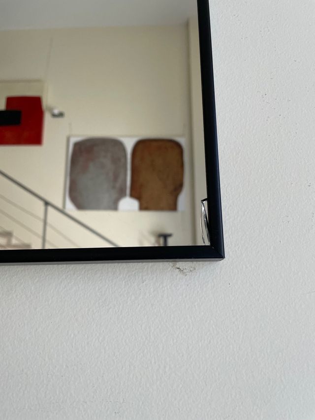 Espelho com bordas pretas