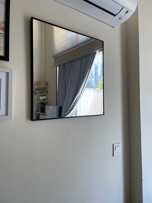 Espelho com bordas pretas