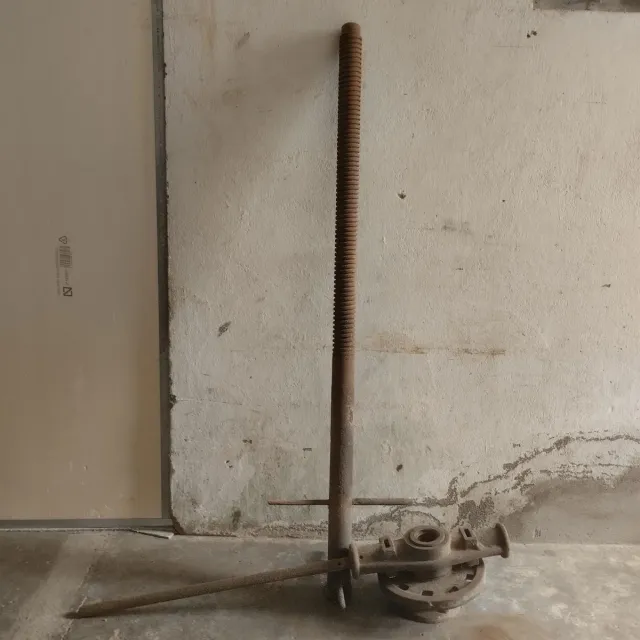 Husillo con prensa antigua