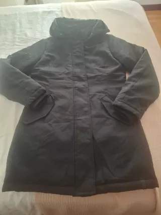 Plumi Chaqueta Negra con Capucha