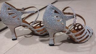 Sandalias de baile plateadas con pedrería