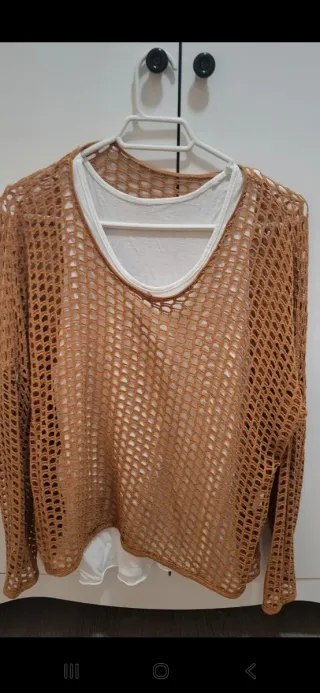 Blusa de red marrón con camiseta blanca