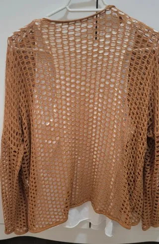 Blusa de red marrón con camiseta blanca
