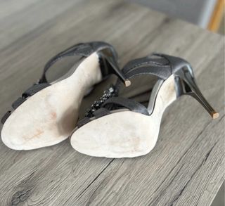 Zapatos de fiesta plateados con pedrería