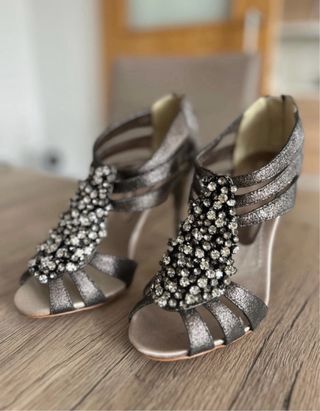 Zapatos de fiesta plateados con pedrería