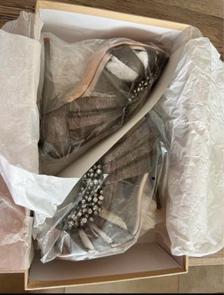 Zapatos de fiesta plateados con pedrería
