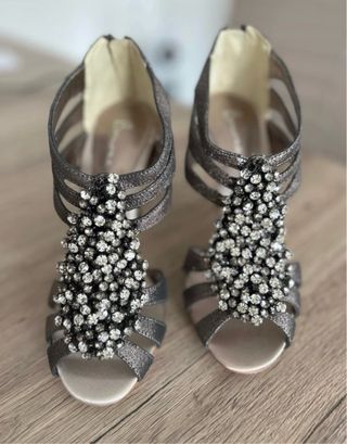Zapatos de fiesta plateados con pedrería