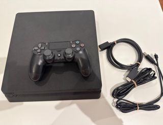 PS4 SLIM NEGRA 1 TB + MANDO Y CABLES
