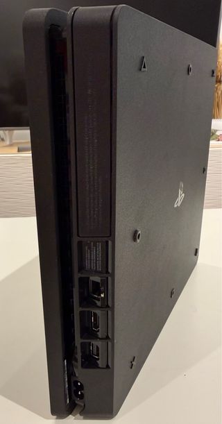 PS4 SLIM NEGRA 1 TB + MANDO Y CABLES