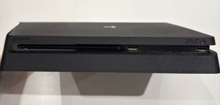 PS4 SLIM NEGRA 1 TB + MANDO Y CABLES