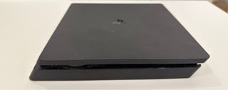 PS4 SLIM NEGRA 1 TB + MANDO Y CABLES