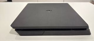 PS4 SLIM NEGRA 1 TB + MANDO Y CABLES