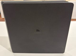 PS4 SLIM NEGRA 1 TB + MANDO Y CABLES