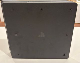 PS4 SLIM NEGRA 1 TB + MANDO Y CABLES