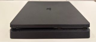 PS4 SLIM NEGRA 1 TB + MANDO Y CABLES