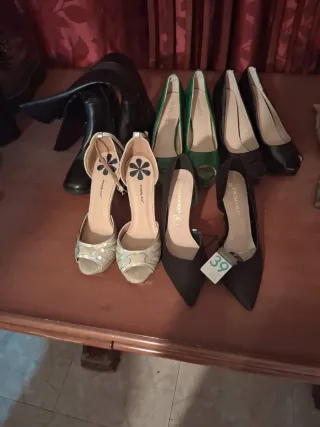 Zapatos de tacón negros y plateados talla 39