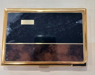 Portasigarette e accendino