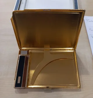 Portasigarette e accendino