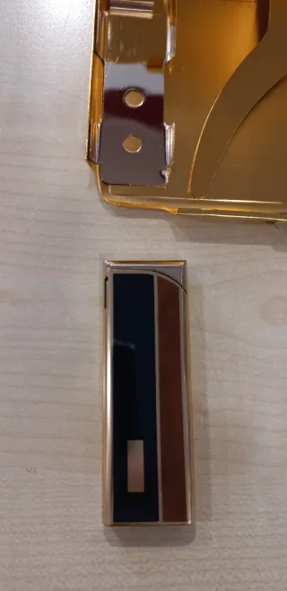 Portasigarette e accendino