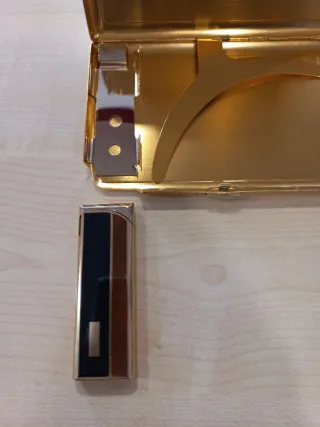 Portasigarette e accendino