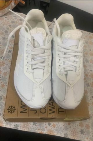 Scarpe Nike bianche e beige usate una volta