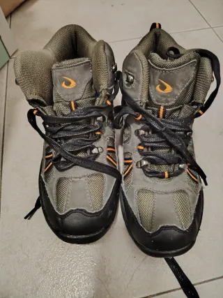 Botas de montaña grises y naranjas