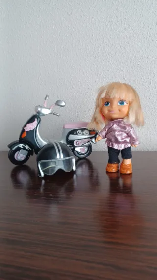Barriguitas moderna con moto y casco