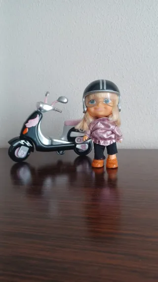 Barriguitas moderna con moto y casco