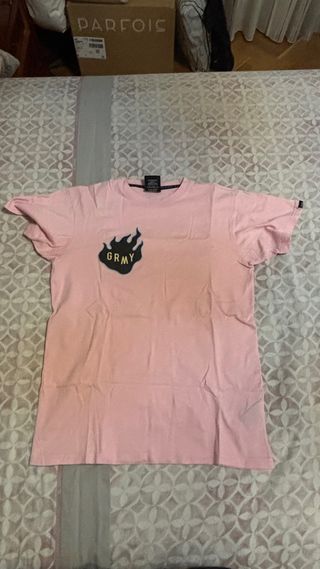 Camiseta Grimey rosa con logo de llamas