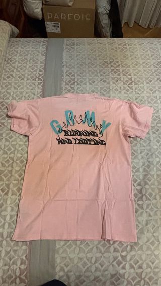 Camiseta Grimey rosa con logo de llamas